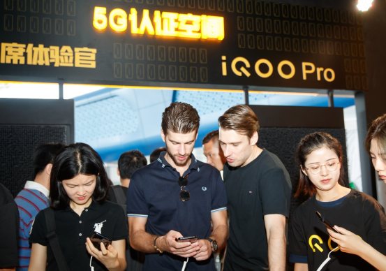 iQOO Pro线下首销遭疯狂抢购背后：5G终端普及化现象初现(图2)